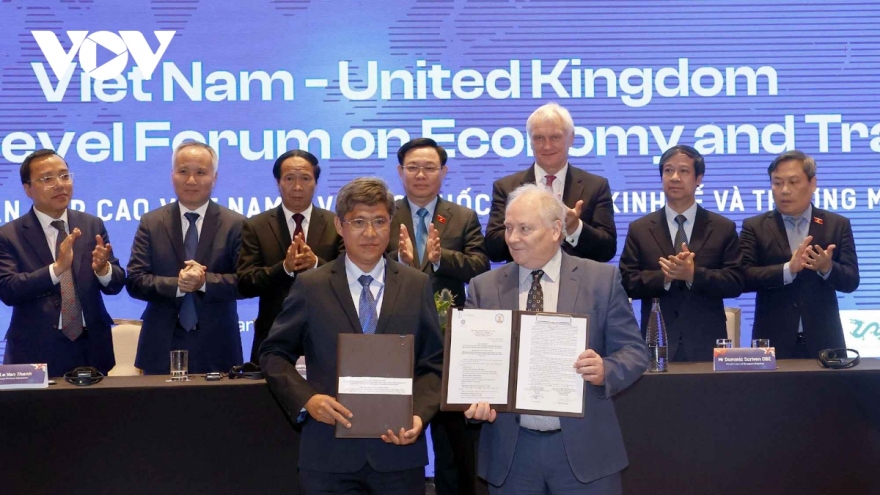 Vietnam, UK exchange co-operation documents in London